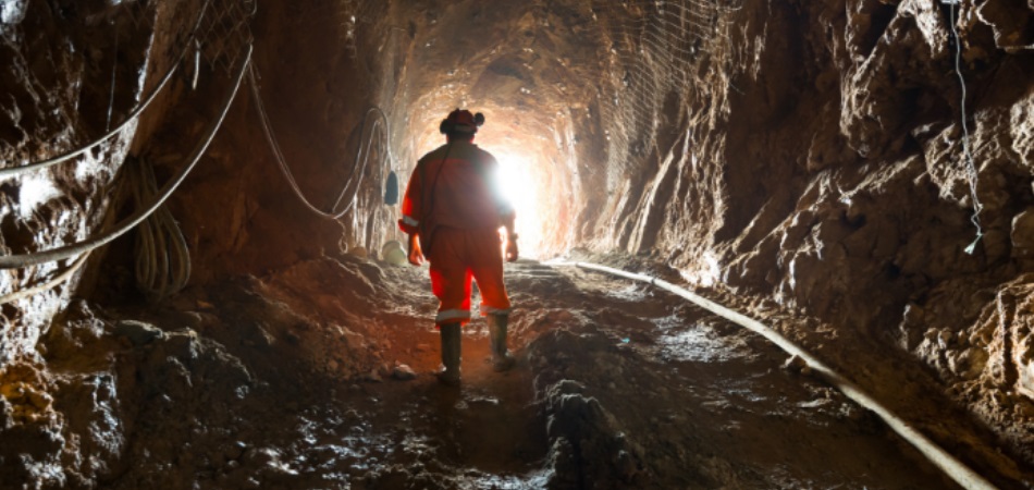 AGMR | Silver Mountain Resources --Image of miner at opening of silver mine in peru